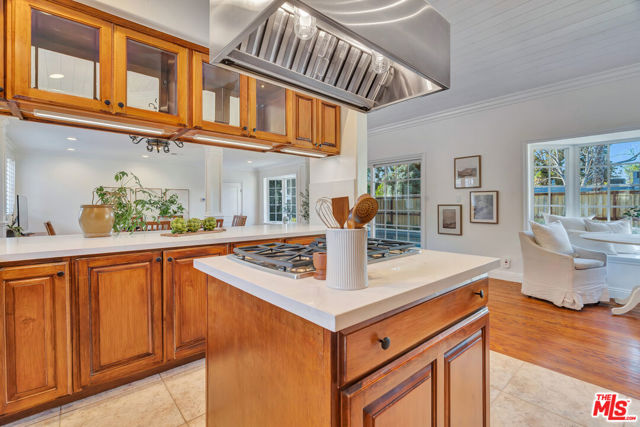 6001 Oakdale Avenue, Woodland Hills CA: https://media.crmls.org/mediaz/8c5835f1-f430-493a-964d-e88dc9b8516f.jpg