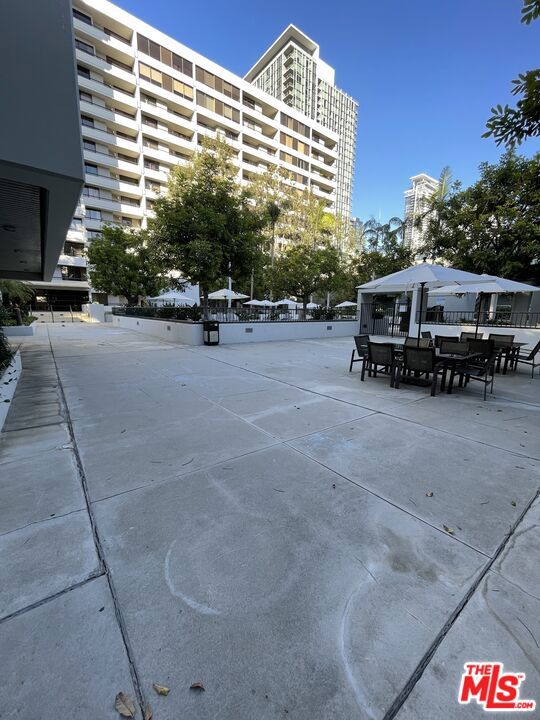 600 W 9th Street, Los Angeles CA: https://media.crmls.org/mediaz/8c59ee2c-9072-4e2d-9035-2a15b02c024f.jpg
