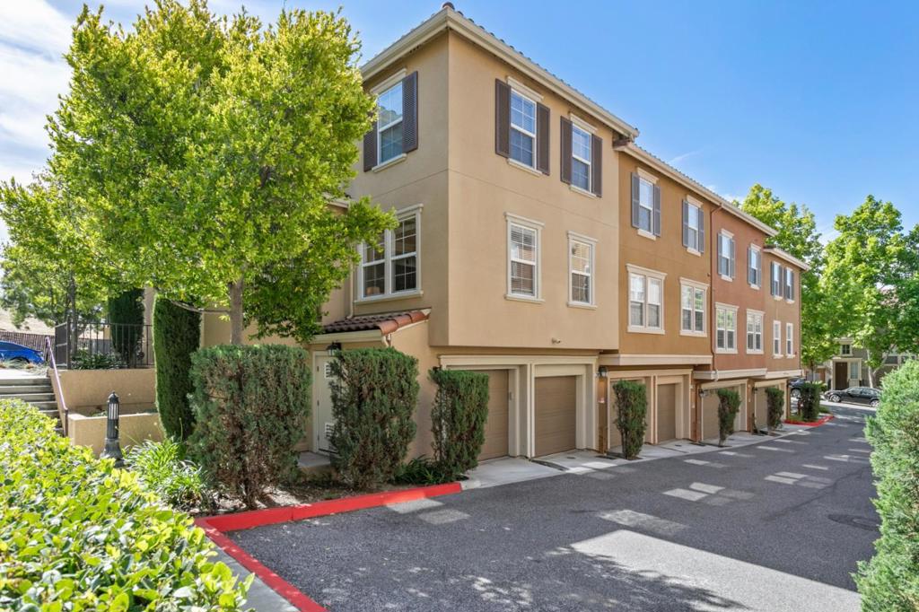 https://media.crmls.org/mediaz/8c5ab1a2-0e99-46b8-99c0-b1b40ea9324f.jpg?preset=X-Large