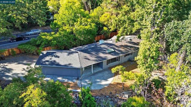 1016 Stone Valley Rd, Alamo CA: https://media.crmls.org/mediaz/8c5ab5df-b486-4c01-a5a6-3a556b21b15d.jpg