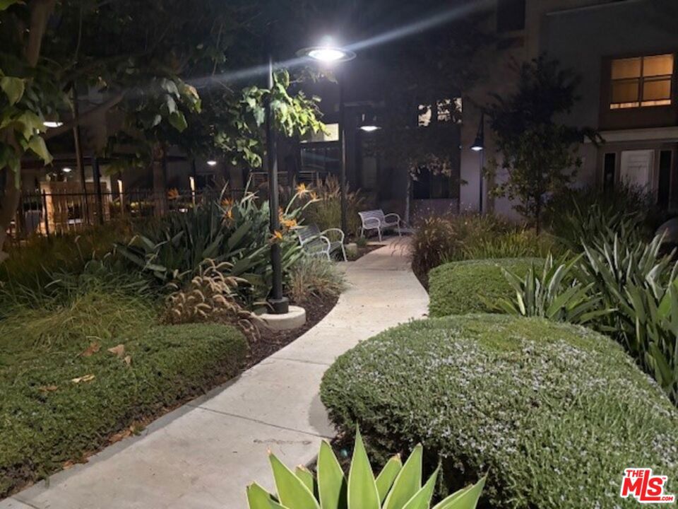https://media.crmls.org/mediaz/8c5bd28e-8a4c-464d-b2d9-940b49cb2c96.jpg?preset=X-Large