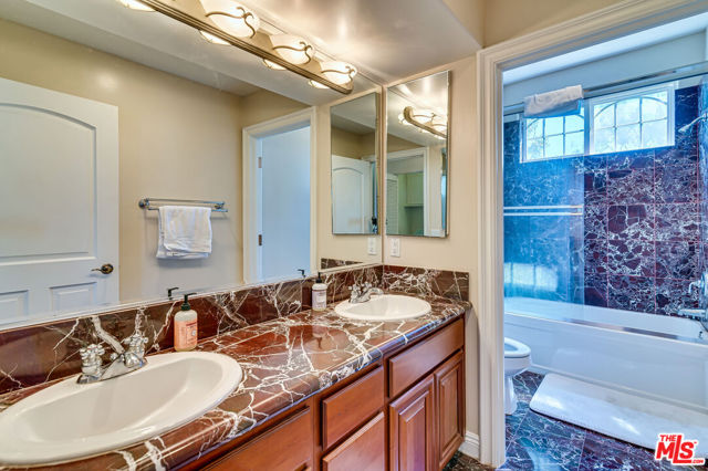 1008 Harbor Crossing Lane, Marina del Rey CA: https://media.crmls.org/mediaz/8c5c1ef6-74f5-4b60-9606-ae1b5cca92f4.jpg