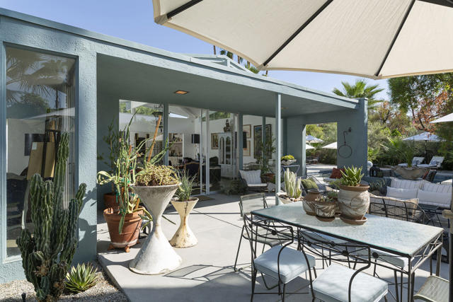 1055 E Granvia Valmonte, Palm Springs CA: https://media.crmls.org/mediaz/8c5ccf8d-b6d5-4420-9fc7-07e8cf1336e8.jpg