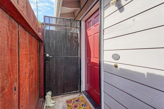 342 Wilkes Circle, Santa Cruz CA: https://media.crmls.org/mediaz/8c5d7fa4-c151-4a0f-8e52-5417ddb9c10d.jpg