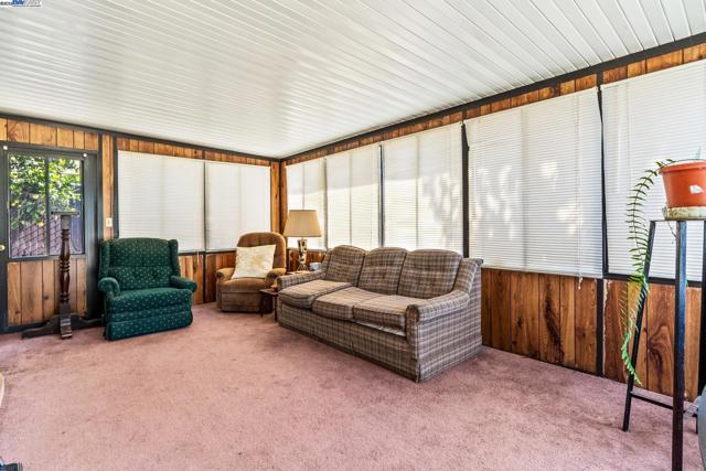 18289 Meekland Ave, Hayward CA: https://media.crmls.org/mediaz/8c5e73da-161a-4120-8ea9-81eb0519e231.jpg