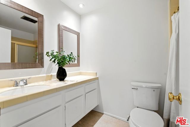 429 N Oakhurst Drive, Beverly Hills CA: https://media.crmls.org/mediaz/8c5f1dae-f4e1-42bd-b947-c6c8c5350168.jpg