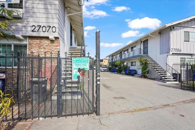 27070 Manon Ave, Hayward CA: https://media.crmls.org/mediaz/8c5f26bb-a42e-4d91-9117-431d44c32c59.jpg