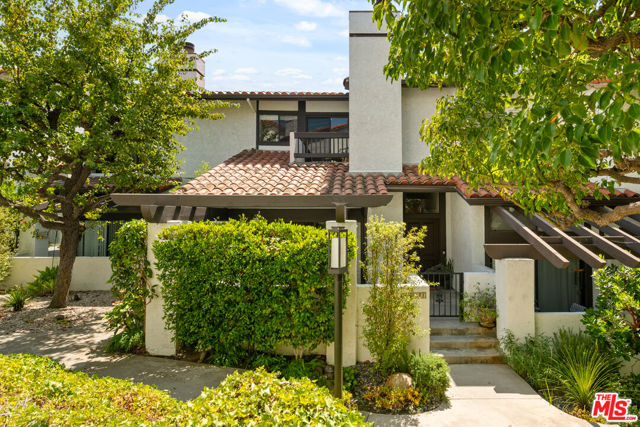 1553 Michael Lane, Pacific Palisades CA: https://media.crmls.org/mediaz/8c5f2bfd-b772-4fd3-876e-34028252cd83.jpg