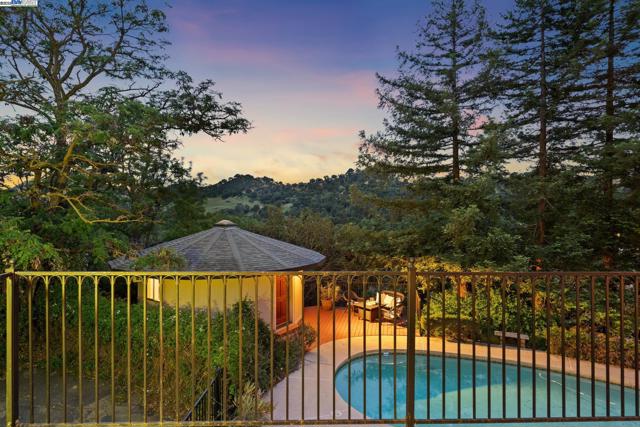 375 Montecillo Dr, Walnut Creek CA: https://media.crmls.org/mediaz/8c60676a-bf06-4fbc-8428-1b42ab84a274.jpg