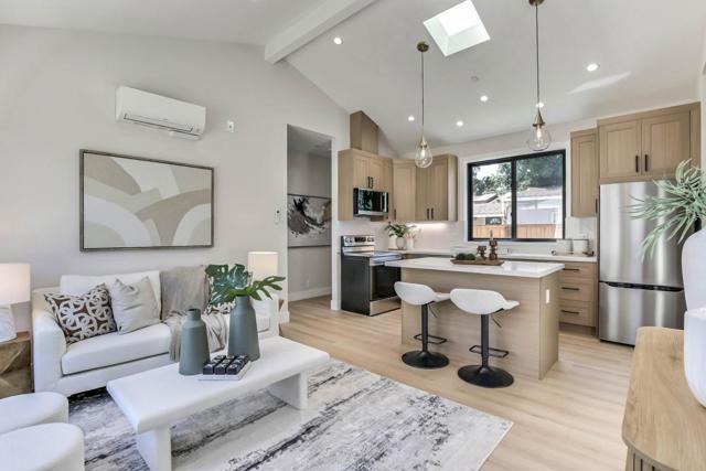 202 Mountain View Avenue, Mountain View CA: https://media.crmls.org/mediaz/8c60ce5e-358e-4490-a2fa-11fcdd6e0259.jpg