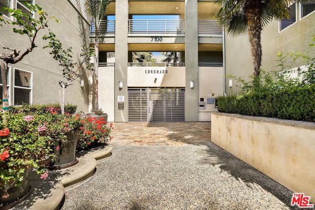 7100 Playa Vista Drive, Playa Vista CA: https://media.crmls.org/mediaz/8c61c9e9-d79a-4f51-8022-bae2645209b9.jpg