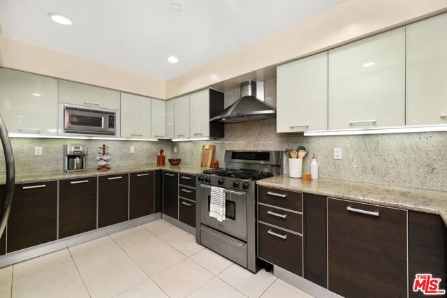 1353 N Fuller Avenue, Los Angeles CA: https://media.crmls.org/mediaz/8c61f7ab-885a-4b6b-a4dc-02e626ed3e31.jpg