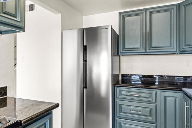 446 Bayview Cir, San Francisco CA: https://media.crmls.org/mediaz/8c629ea8-c784-4588-9a77-09df1a6f9d16.jpg