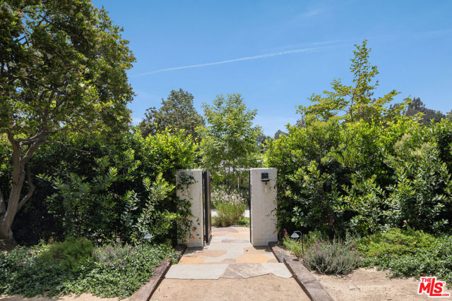 13214 Riviera Ranch Road, Los Angeles CA: https://media.crmls.org/mediaz/8c648795-f4fe-4a40-be03-1ea094ce85a7.jpg