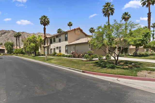 55459 Tanglewood, La Quinta CA: https://media.crmls.org/mediaz/8c64a64e-996d-4c2c-a70d-b8ff365c2724.jpg