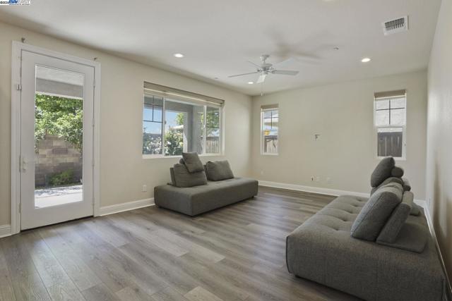 1503 S Oliveira Dr, Mountain House CA: https://media.crmls.org/mediaz/8c67644f-7dcc-4fce-9244-4c007c9cb5e1.jpg