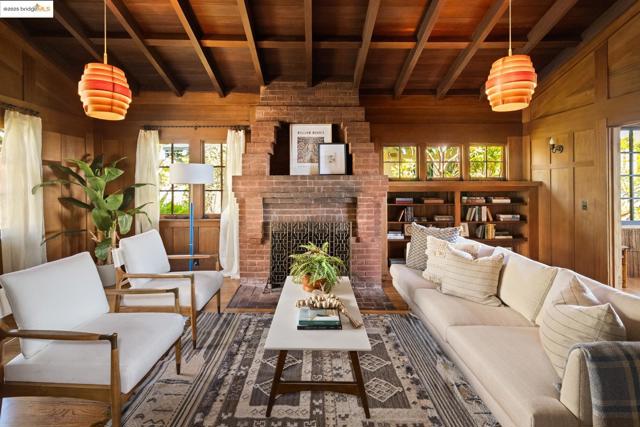 636 Vincente Ave, Berkeley CA: https://media.crmls.org/mediaz/8c67e883-9972-4243-8e28-6134a7259795.jpg