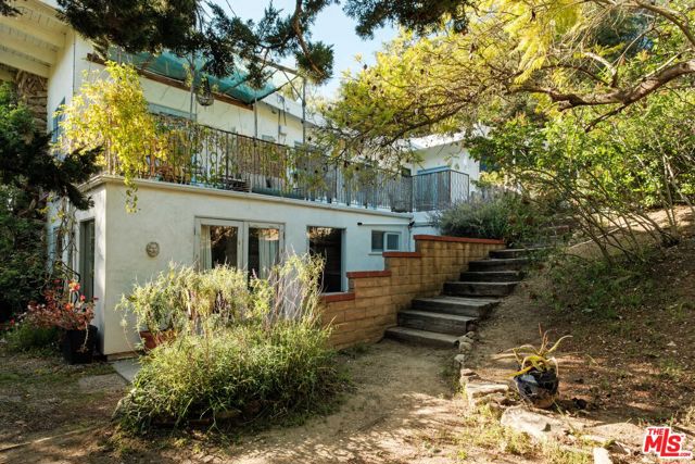21316 Encina Road, Topanga CA: https://media.crmls.org/mediaz/8c682096-414c-43c7-b428-e8e16080c0a7.jpg