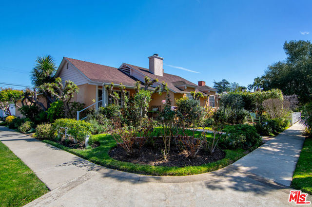 3200 Federal Avenue, Los Angeles CA: https://media.crmls.org/mediaz/8c68378c-00af-42a5-85fb-49ae1f276ce7.jpg