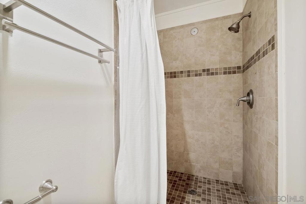 https://media.crmls.org/mediaz/8c686dee-60a3-4b20-885b-42b23d66de75.jpg?preset=X-Large