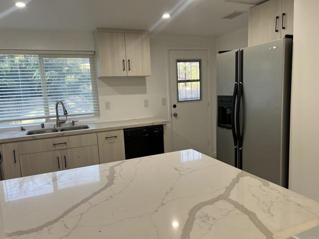 Detail Gallery Image 3 of 21 For 75 Third Ave #24,  Chula Vista,  CA 91910 - 3 Beds | 2 Baths