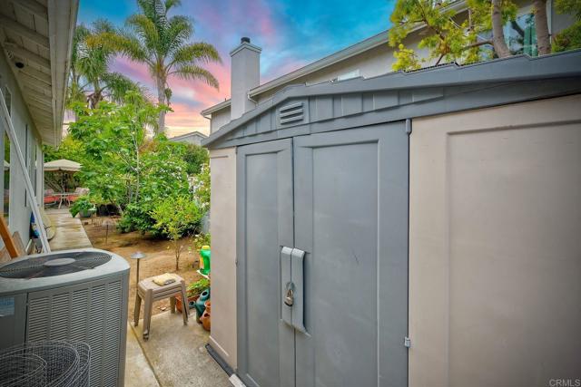 6707 Ketch Way, Carlsbad CA: https://media.crmls.org/mediaz/8c68f674-99c8-4c77-b0da-9abae1a2ea1a.jpg