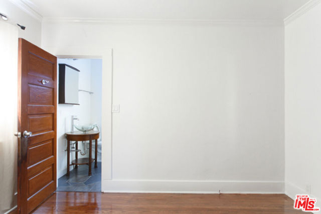 547 Brooks Avenue, Venice CA: https://media.crmls.org/mediaz/8c6904cb-3a49-4edb-8824-745226617fe5.jpg