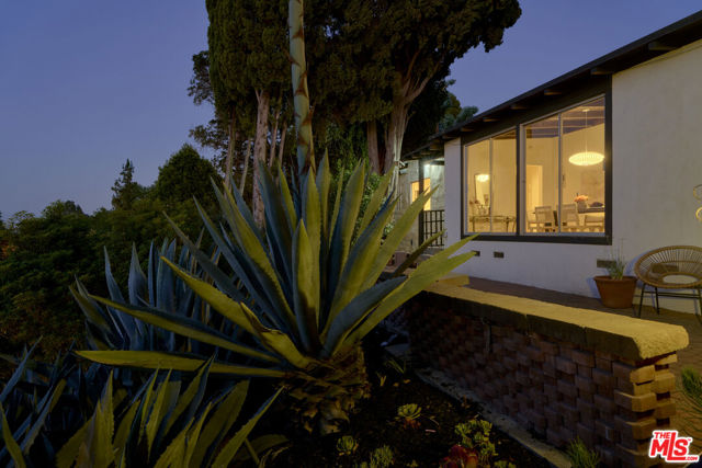 11764 Laurelcrest Drive, Studio City CA: https://media.crmls.org/mediaz/8c6aabdb-2626-4da0-9b57-4c15a921524a.jpg