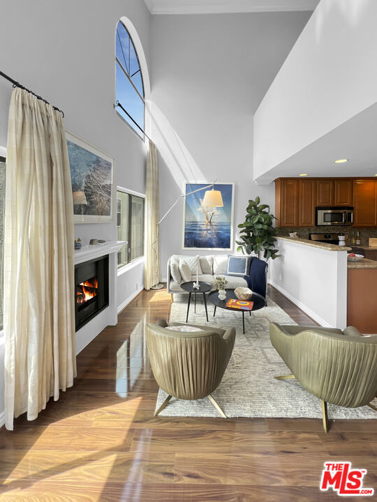 4211 Arch Drive, Studio City CA: https://media.crmls.org/mediaz/8c6af52c-3970-4e4e-9b87-e4c66f6a8d36.jpg
