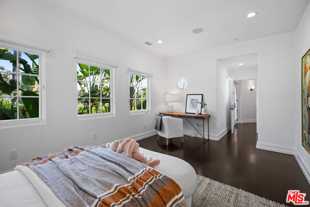 9928 Toluca Lake Avenue, Toluca Lake CA: https://media.crmls.org/mediaz/8c6c832b-0017-4809-9f82-142a24f834e2.jpg