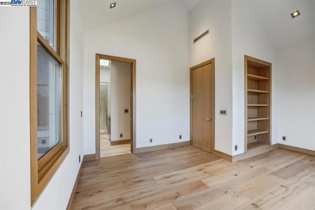 1208 Stanyan St, San Francisco CA: https://media.crmls.org/mediaz/8c6d9963-1b0c-4c7c-9e49-39781dabbb68.jpg