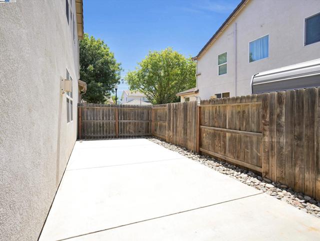 1413 Angus St, Patterson CA: https://media.crmls.org/mediaz/8c6dfc47-22fb-4da8-ab9d-0fc1ac7bef48.jpg