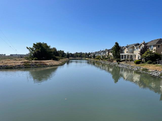 1065 Rockport Avenue, Redwood City CA: https://media.crmls.org/mediaz/8c6e3e77-e84c-4b95-b4bf-3fa01d459efb.jpg