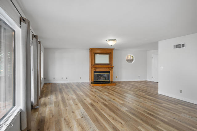 2524 Monaco Drive, Oxnard CA: https://media.crmls.org/mediaz/8c6e8982-99e5-40a3-aa8c-2475c58d81c3.jpg