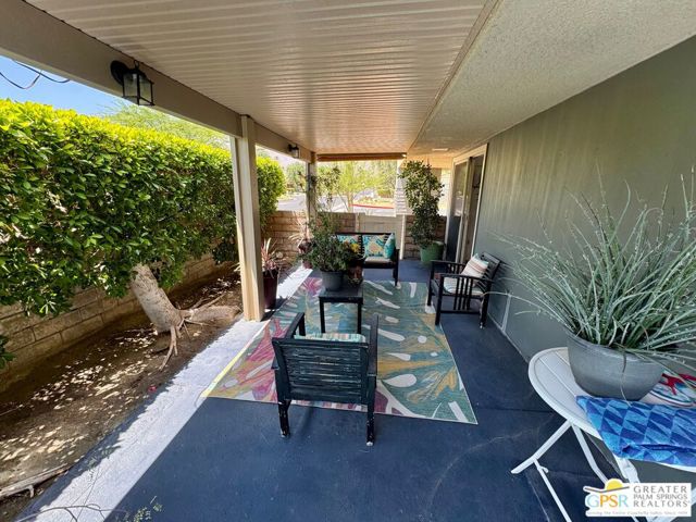 1533 N Sunflower Court, Palm Springs CA: https://media.crmls.org/mediaz/8c6fb000-a8f7-49df-8b10-64443a30bab3.jpg
