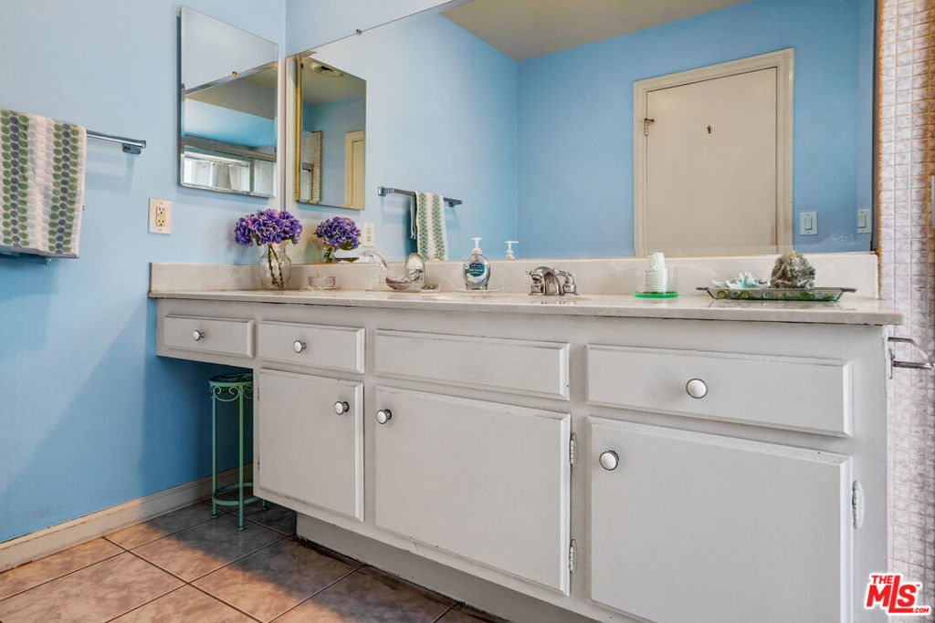 https://media.crmls.org/mediaz/8c714302-8c4c-4173-aab2-a3c98cfdf415.jpg?preset=X-Large
