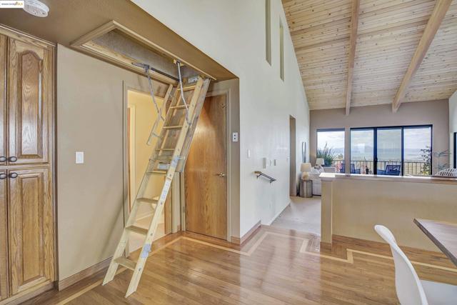 33 Binnacle Hl, Oakland CA: https://media.crmls.org/mediaz/8c72284c-c3f8-436e-be39-542697c6f133.jpg