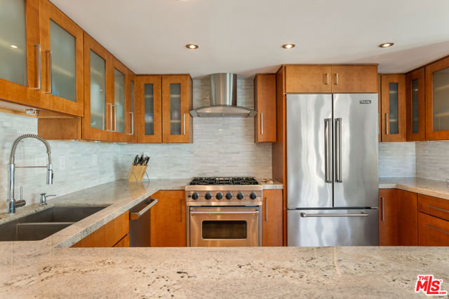 11770 Pacific Coast Highway, Malibu CA: https://media.crmls.org/mediaz/8c72987a-a60b-44eb-93ee-ac06f38c49c5.jpg