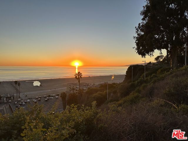 723 10th Street, Santa Monica CA: https://media.crmls.org/mediaz/8c72e75d-f443-4b05-8e12-37610f82e8e9.jpg