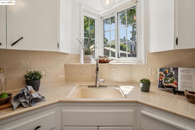 4332 Hyacinth Ave, Oakland CA: https://media.crmls.org/mediaz/8c733190-c267-497b-b161-b81919baa3db.jpg