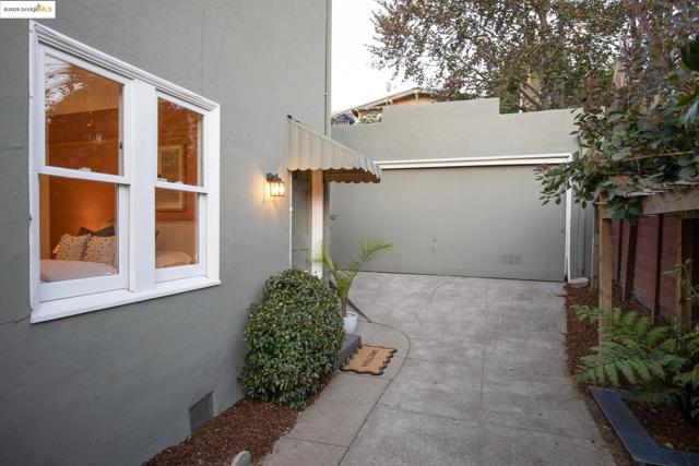 4008 Woodruff Ave, Oakland CA: https://media.crmls.org/mediaz/8c74628e-08df-496a-8474-dc71c139c591.jpg