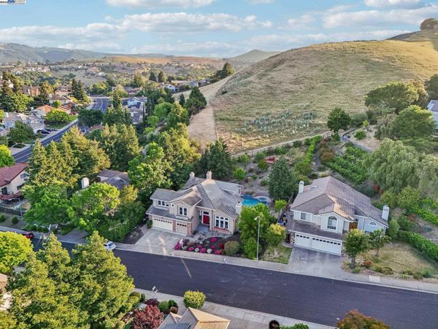 8244 Brittany Dr, Dublin CA: https://media.crmls.org/mediaz/8c746954-9161-4d37-8622-434b9aee0374.jpg