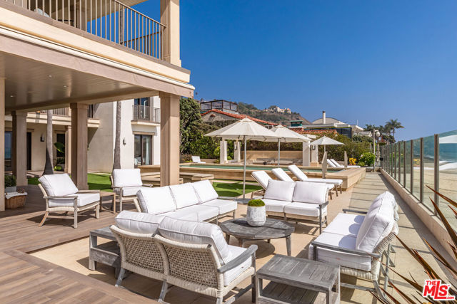 22368 Pacific Coast Highway, Malibu CA: https://media.crmls.org/mediaz/8c748551-1170-4594-b803-a6919e28eb5a.jpg