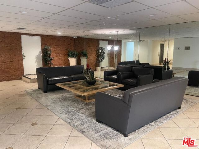 131 N Wetherly Drive, Los Angeles CA: https://media.crmls.org/mediaz/8c74f014-335c-4a84-83d4-ab2b4ecdb6e1.jpg