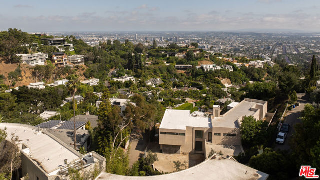 9277 Thrush Way, Los Angeles CA: https://media.crmls.org/mediaz/8c765ee7-e37c-4498-ac85-63181aee2839.jpg