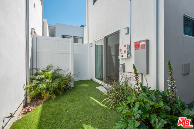 7447 W 81ST Street, Los Angeles CA: https://media.crmls.org/mediaz/8c76a265-88fb-4550-a20a-3e98c46ce652.jpg