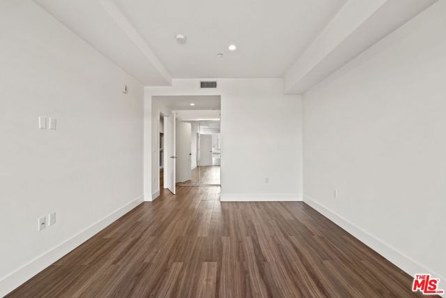 4909 Rosewood Avenue, Los Angeles CA: https://media.crmls.org/mediaz/8c76a687-195e-4c64-a736-c509ba9a0db6.jpg