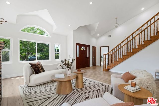 326 N Beachwood Drive, Los Angeles CA: https://media.crmls.org/mediaz/8c77183f-3deb-44e3-8564-5b5a03dd979f.jpg