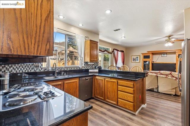1531 Rutherford Ln, Oakley CA: https://media.crmls.org/mediaz/8c77c841-3a7c-460a-9cb5-6ae4f0ab1ec3.jpg