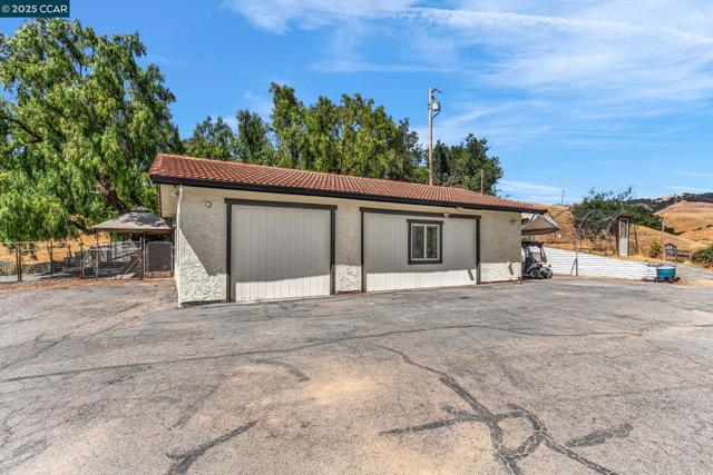 5505 Old School Rd, Pleasanton CA: https://media.crmls.org/mediaz/8c7814cb-9c34-472d-aadd-e1e2e2d79f44.jpg
